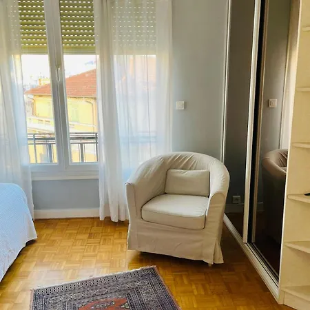 Pleasant With Balcony 니스